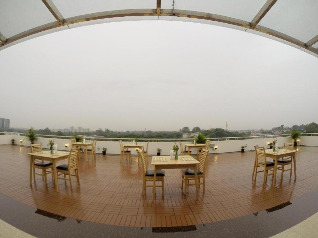 Virati Hotel Yangon Exteriör bild