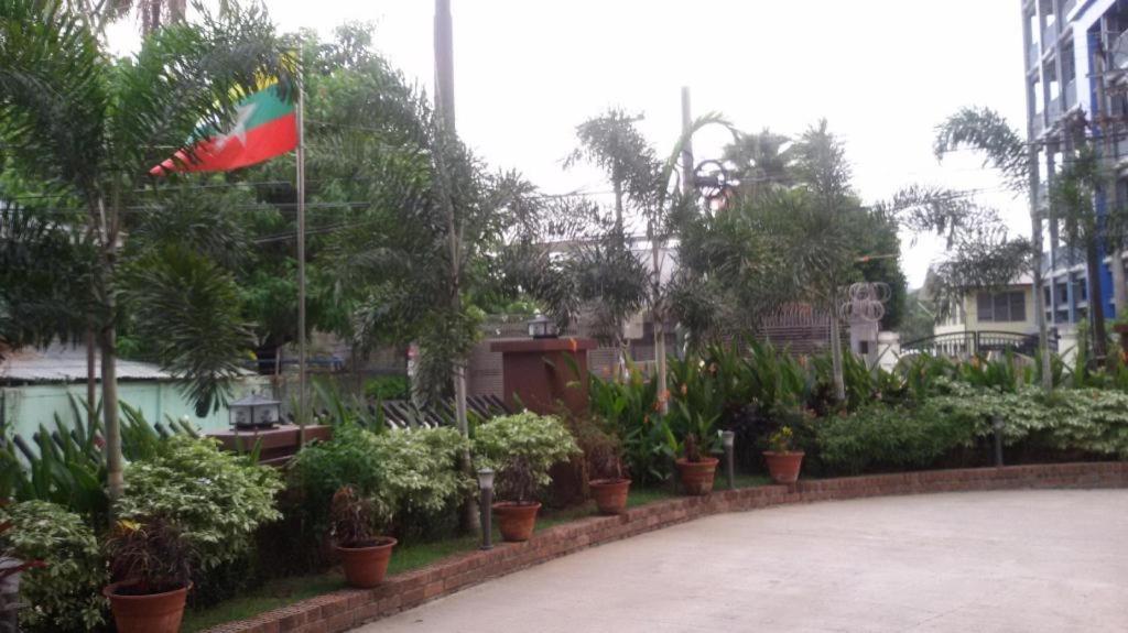 Virati Hotel Yangon Exteriör bild