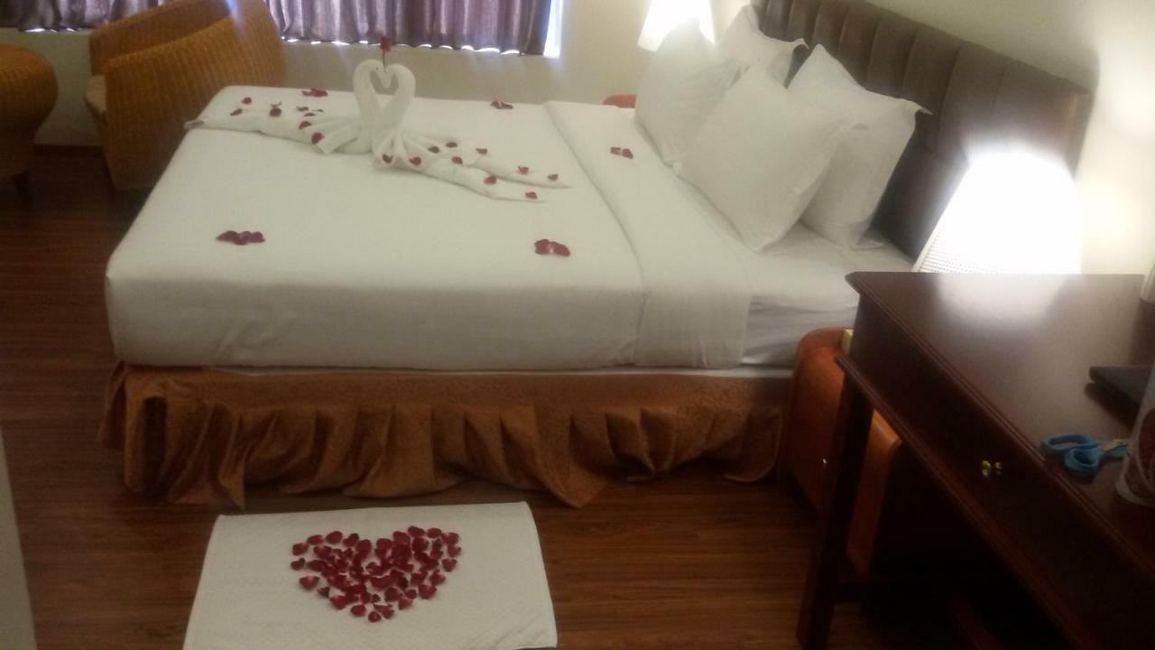 Virati Hotel Yangon Exteriör bild